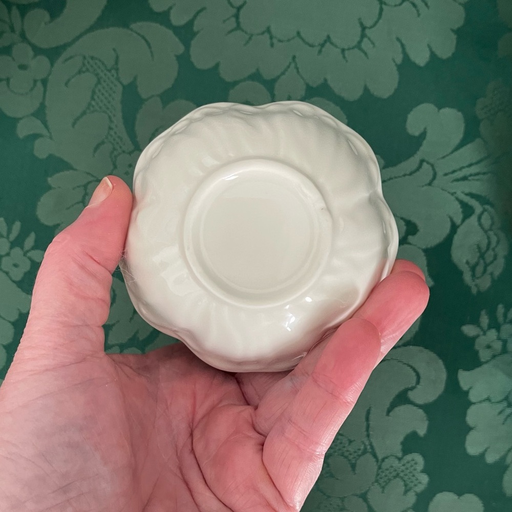 PRETTY FLORAL GREEN & WHITE CERAMIC SMALL SCALLOPED TRINKET DISH - UNBRANDED - Picture 3 of 4